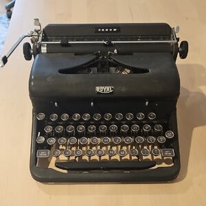 Royal Arrow Black Typewriter